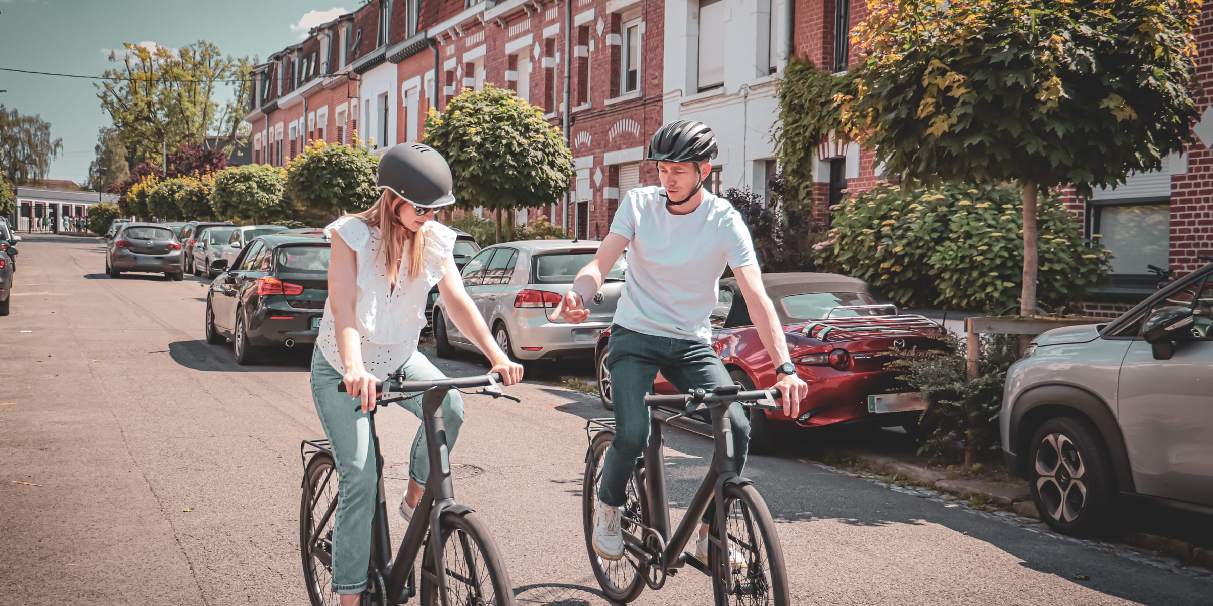 Trÿbu ambassador letting a future buyer try out a bike